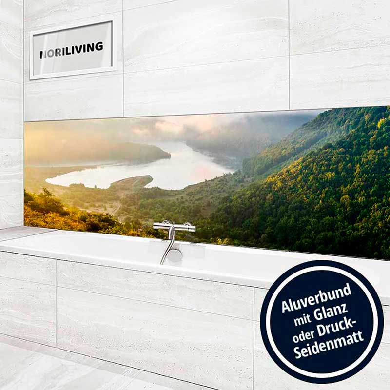 Moderne Badezimmergestaltung mit Landschaftsbild als Rückwand Elegantes Badezimmer mit Landschaftsbild auf Aluverbundplatte hinter der Badewanne