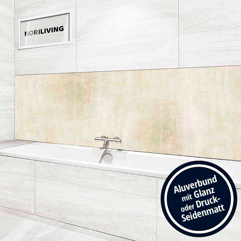 Helles Badezimmer mit Aluverbundplatte hinter einer Badewanne, erhältlich in Glanz oder Druck-Seidenmatt