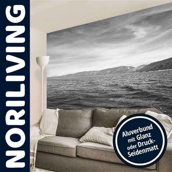 Modernes Wohnzimmer mit grauem Sofa, dekoriert mit einem Wandbild eines Meeres in Schwarz-Weiß-Optik von NORILIVING auf Alu-Verbund.