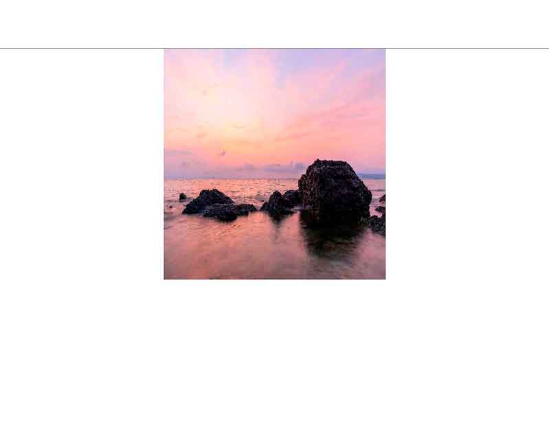 Sonnenuntergang am Meer mit Felsen im Vordergrund Ein beeindruckender Sonnenuntergang am Meer mit Felsen im Vordergrund und rosa Wolken am Himmel.