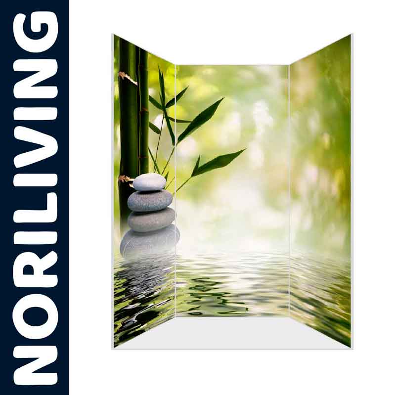 Dreiteiliger Raumteiler mit Bambus- und Zen-Steinen vor einem grünen Hintergrund.