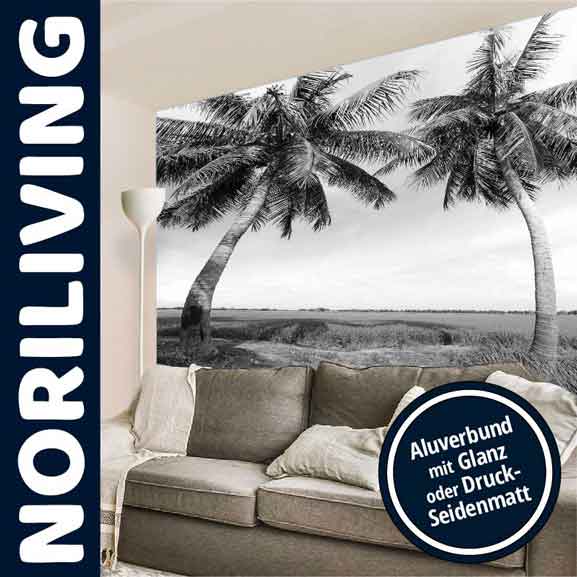 Schwarz-weißes Wandbild mit Palmen über einer grauen Couch, beworben von NORILIVING