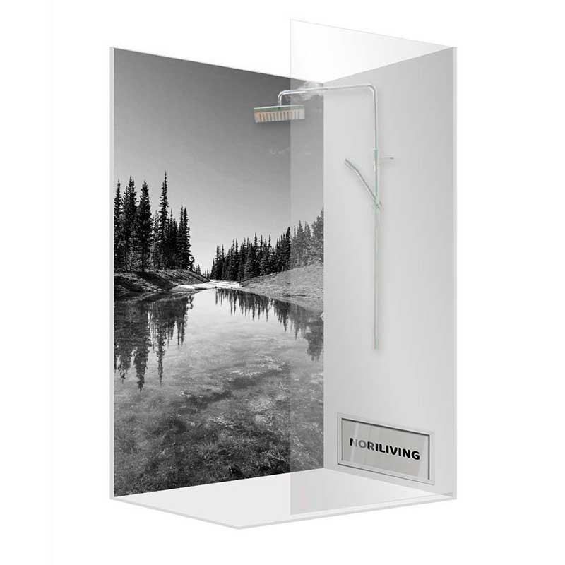 Duschrückwand mit schwarz-weißem Naturmotiv, integrierte Regendusche