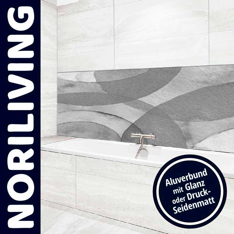 Badezimmer mit moderner Aluverbundpaneel-Wand in Grautönen, glänzend oder seidenmatt