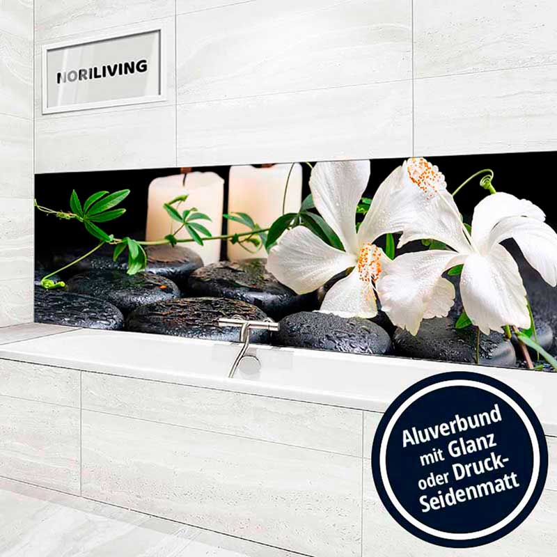 Elegante Badezimmerdekoration mit weißer Blume und Aluverbundplatte