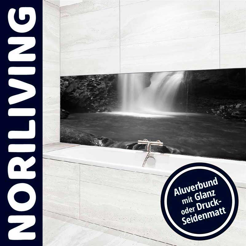 Wandverkleidung für Badezimmer mit Naturmotiv als Dekoration Moderne Badezimmergestaltung mit Wasserfallbild an der Wand und Aluverbund-Verkleidung