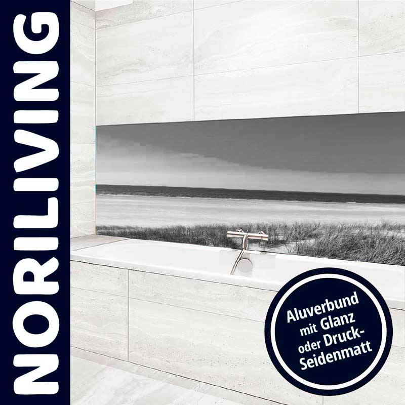 Elegantes Badezimmer mit Aluverbund-Wandbild in Glanz oder Druck-Seidenmatt. Modernes Badezimmer mit Aluverbund-Wandbild, maritimes Motiv über der Badewanne.