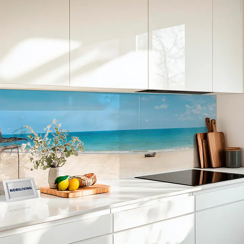 Weiße Küche mit Glasrückwand im Strandmotiv
