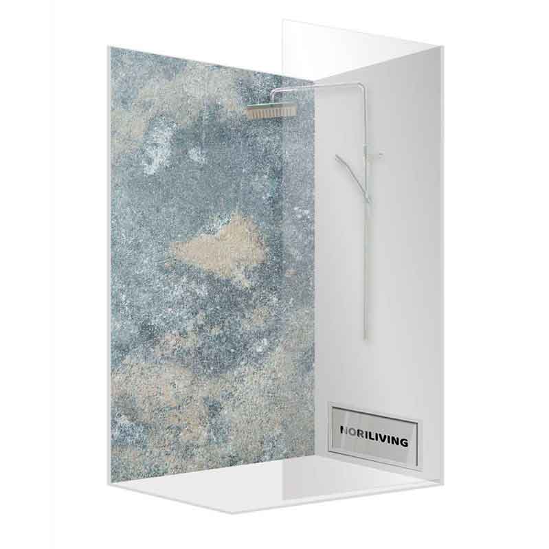 Elegante Duschwand mit natürlicher Steinoptik und minimalistischer Armatur