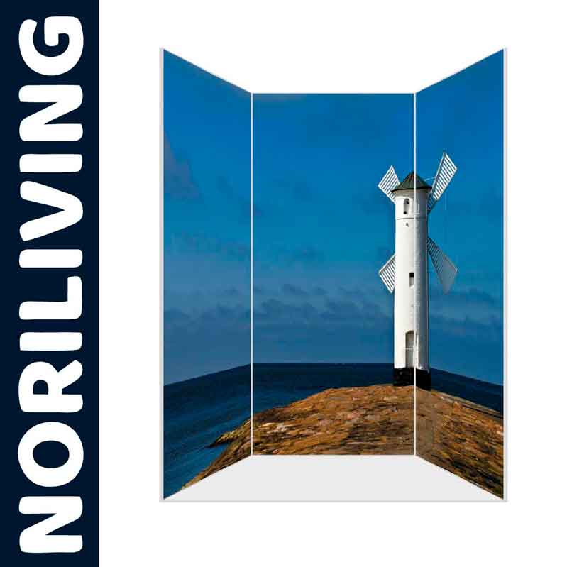 Raumteiler mit einem Bild eines Leuchtturms auf einer Klippe, Markenname NORILIVING links im Bild angezeigt.