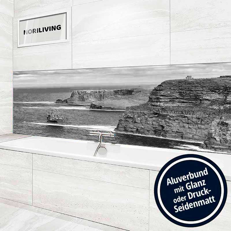 Modernes Badezimmer mit großem Wandbild von einer steinigen Küstenlandschaft, veredelt in Alu-Verbund mit Glanz oder Druck-Seidenmatt.