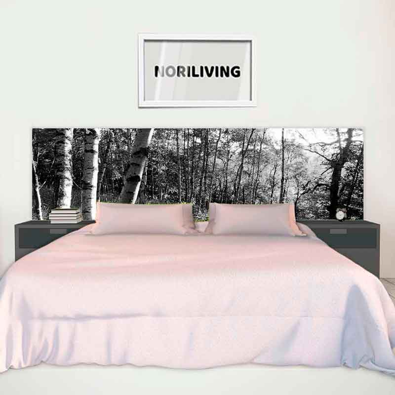 Schlafzimmer mit Doppelbett, Waldbild am Kopfteil und Wandbild "NORILIVING"