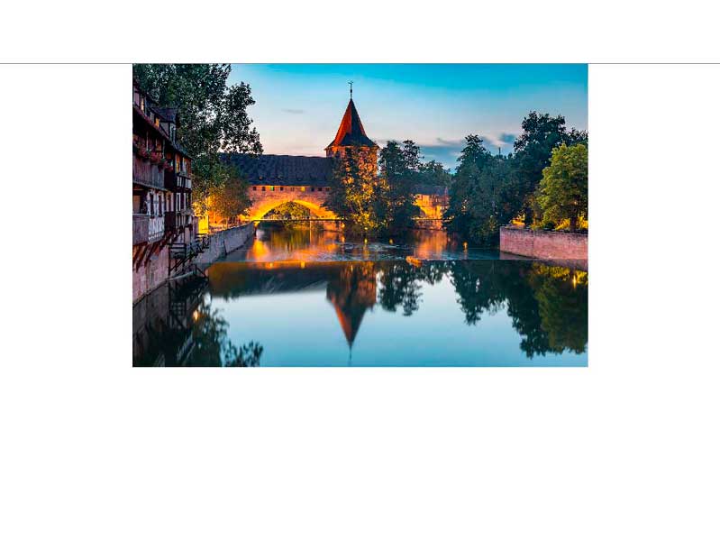 Romantische Abendstimmung am Fluss Pegnitz mit beleuchteter Architektur in Nürnberg
