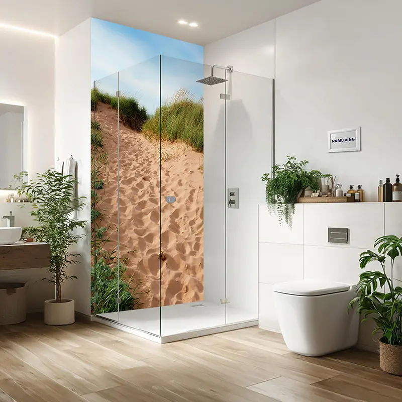 Modernes Badezimmer mit Glasdusche und Dünenmotiv