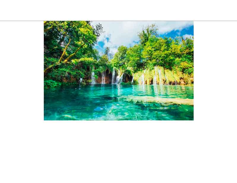 Klares türkisfarbenes Wasser mit kleinen Wasserfällen umgeben von üppigem, grünem Wald