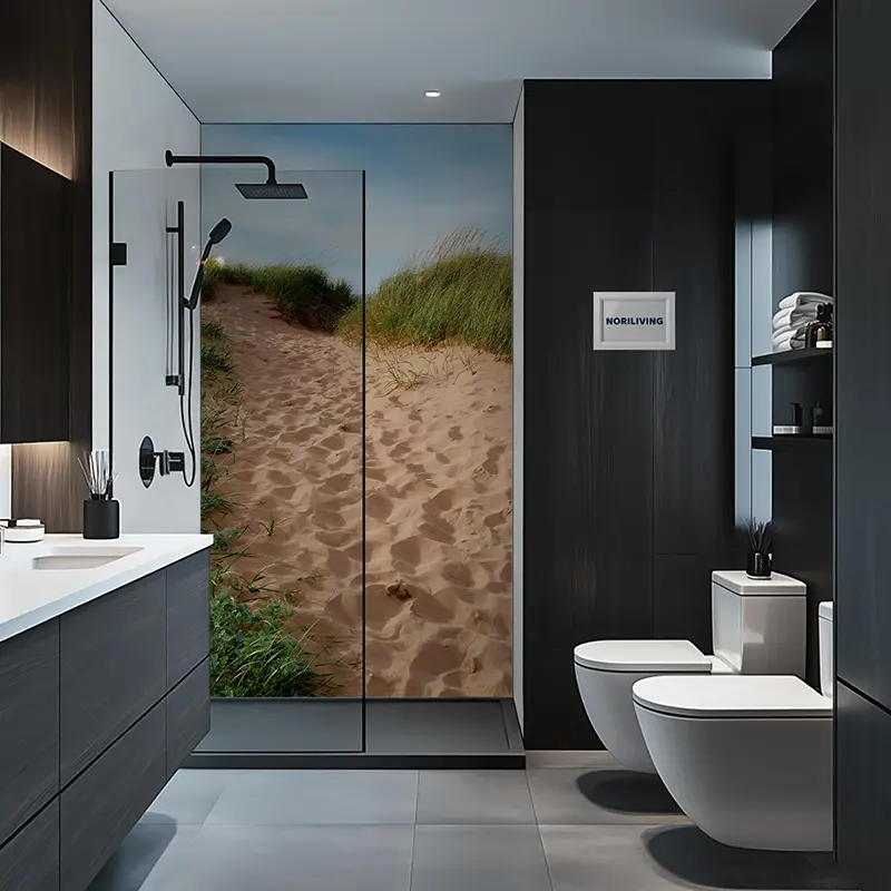 Badezimmer mit Glasdusche und Dünenmotiv