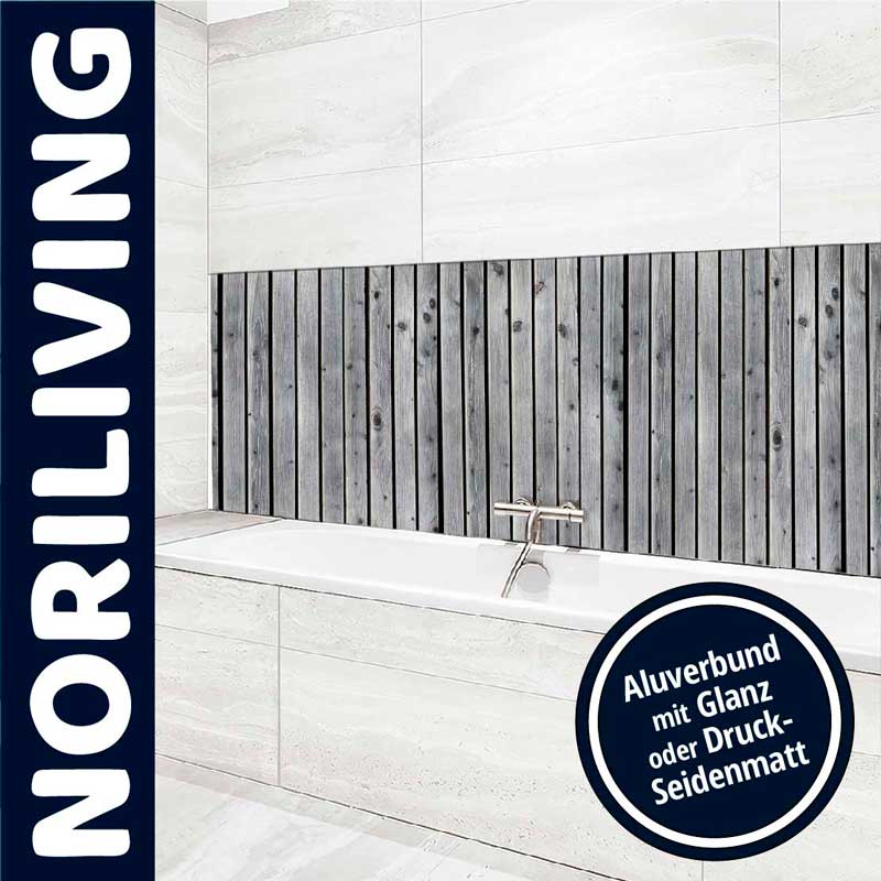 Helles Badezimmer mit Holzoptik-Wandverkleidung und Aluverbundmaterialien.