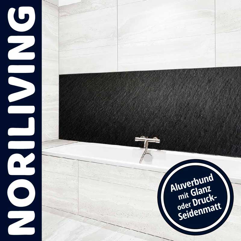Stilvolle Badgestaltung mit einer schwarzen Aluverbund-Wandverkleidung hinter der Badewanne