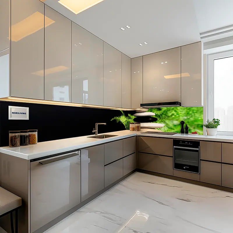 U‑Küche mit weißer Arbeitsplatte und Zen-Glasrückwand