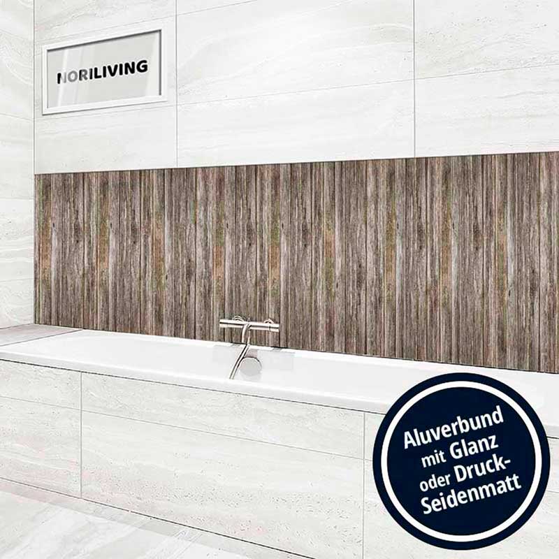 Moderne Badezimmerwandverkleidung mit Holzoptik und Aluverbund Moderne Badezimmerwand mit Holzoptik und Aluverbund neben Badewanne