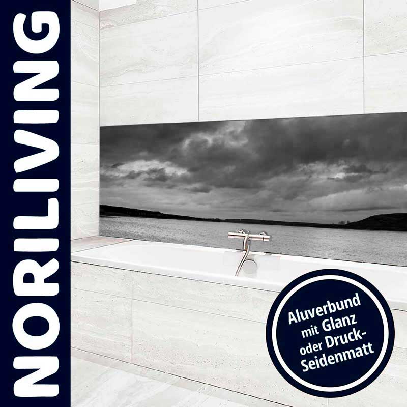 Elegantes Badezimmer mit einer Badewanne und einem Aluverbund-Wandbild über dem Waschbecken, erhältlich in Glanz oder Druck-Seidenmatt von NORILIVING.