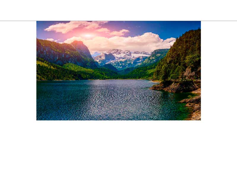 Malersicher Alpensee mit schneebedeckten Bergen bei Sonnenuntergang Ein ruhiger See in den Alpen, umgeben von grünen Wäldern und schneebedeckten Bergen im Hintergrund, beleuchtet von der Abendsonne.