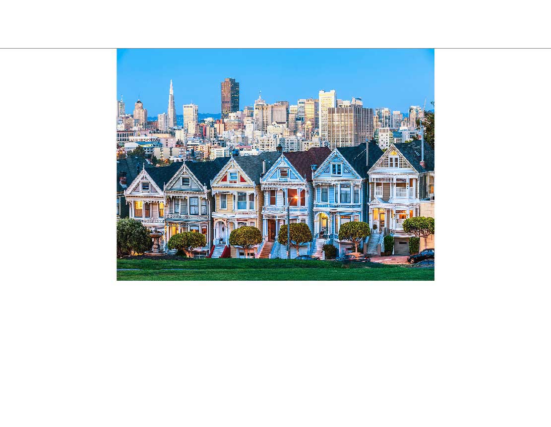 Die ikonischen Painted Ladies, viktorianische Häuser vor der Skyline von San Francisco, bei Dämmerung