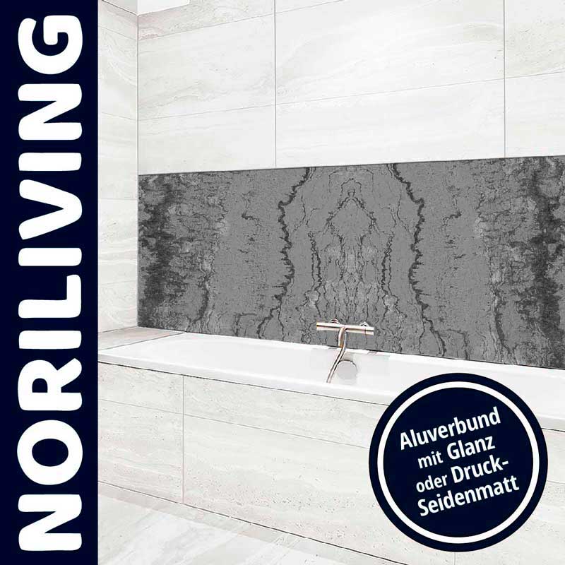 Schickes Badezimmer mit Aluverbund-Wandverkleidung in grauem Design