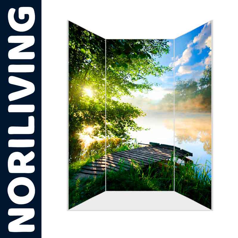 Dekorativer Raumteiler mit Naturmotiv: Steg am See Raumteiler mit idyllischem Steg am Seeufer und strahlendem Sonnenschein