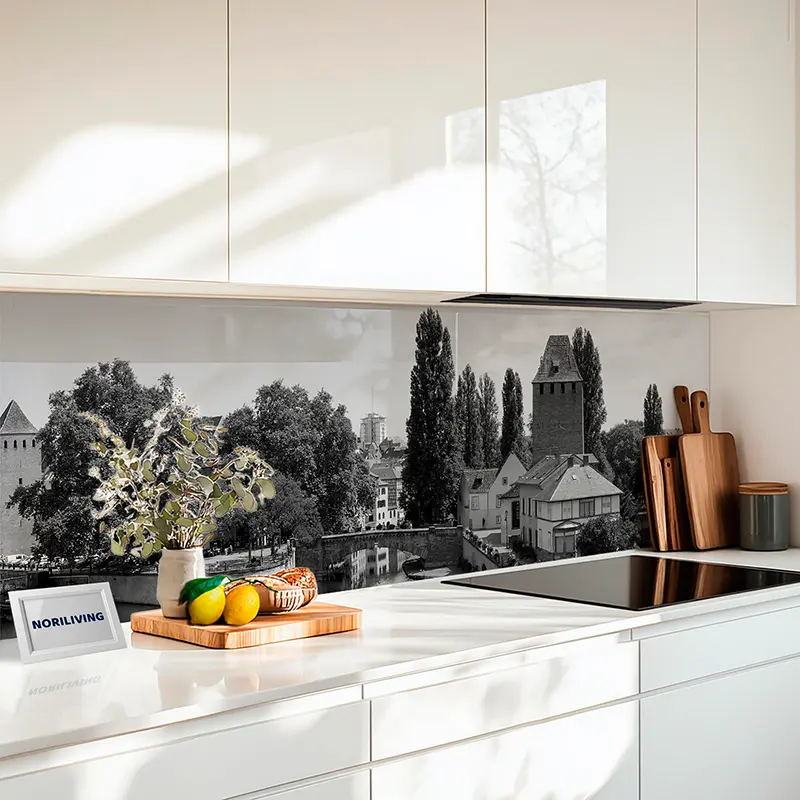 Küchenrückwand Glas Blick auf Petite France und die Ponts Couverts in Straßburg 860 schwarz-weiß