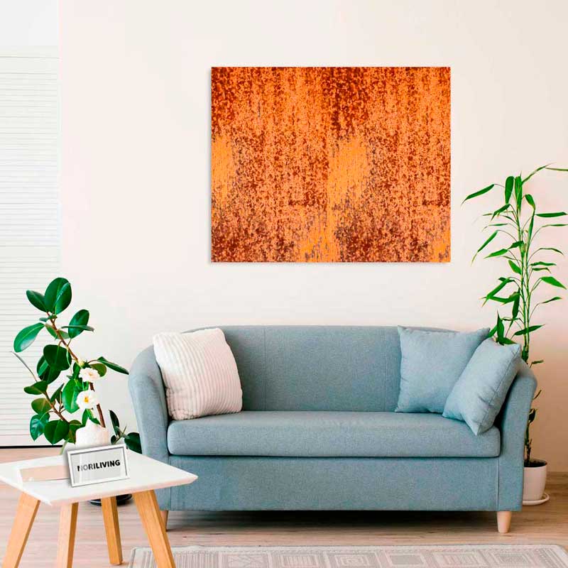 Modernes Wohnzimmer mit einer hellblauen Couch, Pflanzen und einem abstrakten Kunstwerk in Orangetönen an der Wand.