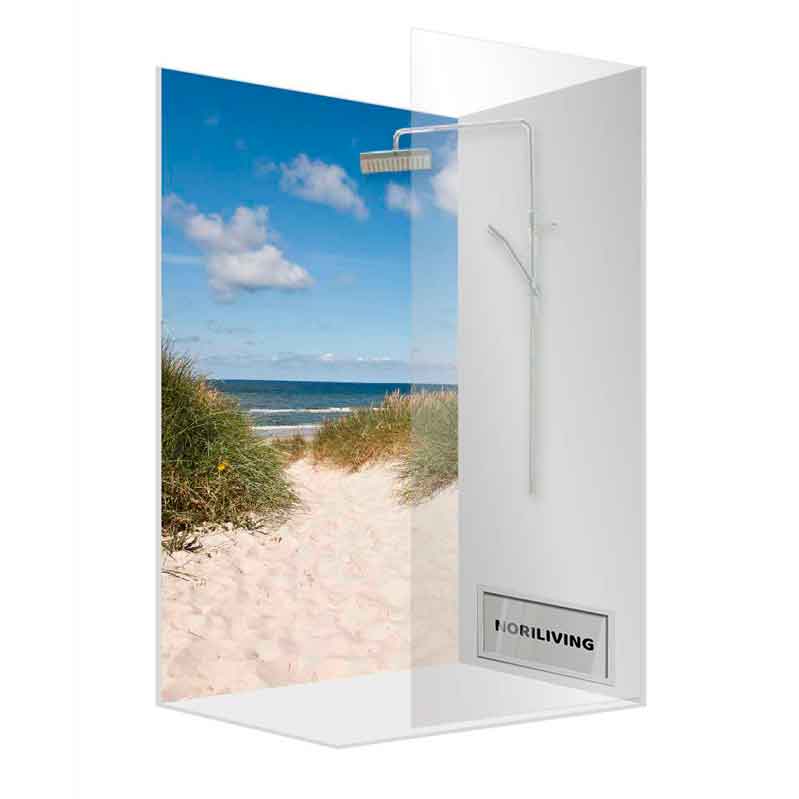 Moderne Duschkabine mit Strandmotiv an der Küste im Hintergrund