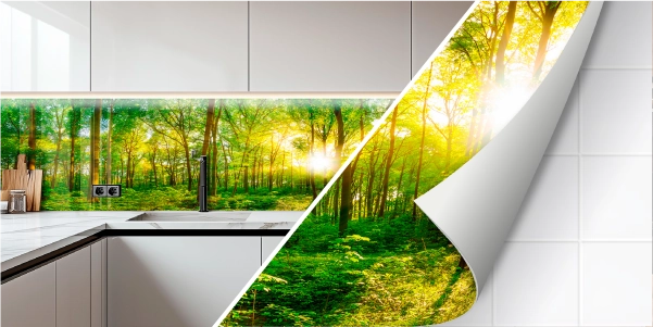 Wunderschöne Küchenrückwand mit Waldmotiv Helle, moderne Küche mit einer Rückwand, die ein lebendiges Waldmotiv mit Sonnenschein zeigt