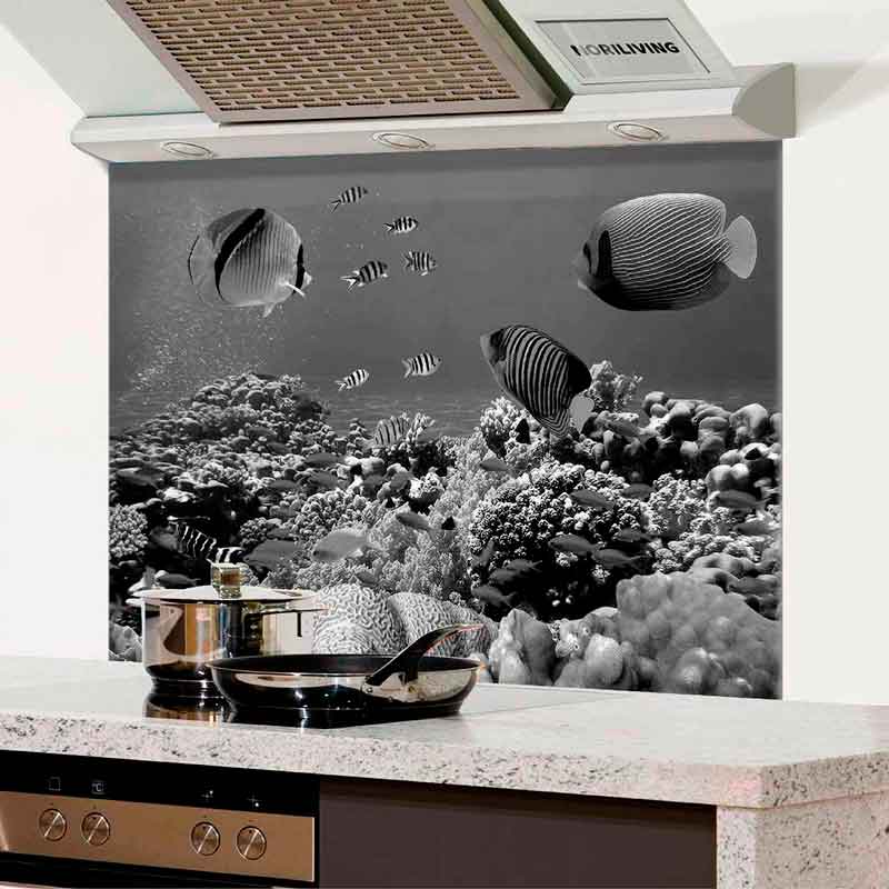 Elegante Küchenrückwand in Schwarz-Weiß mit Fisch- und Korallenmotiv für stilvolle Küchen