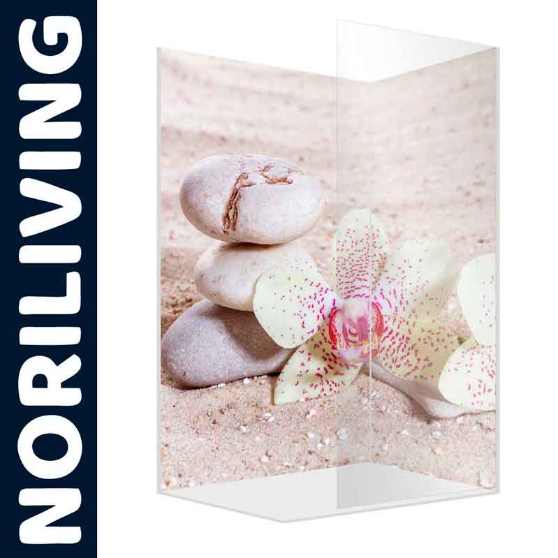 Glasduschwand mit Zen-Steinen und einer Orchideenblüte im Sand von NORILIVING