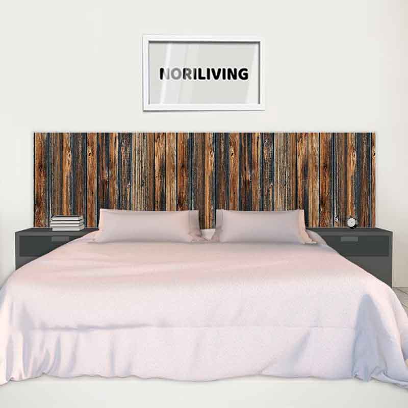 Schlafzimmer mit großem Bett, Holz-Headboard und gerahmtem NORILIVING-Poster an der Wand