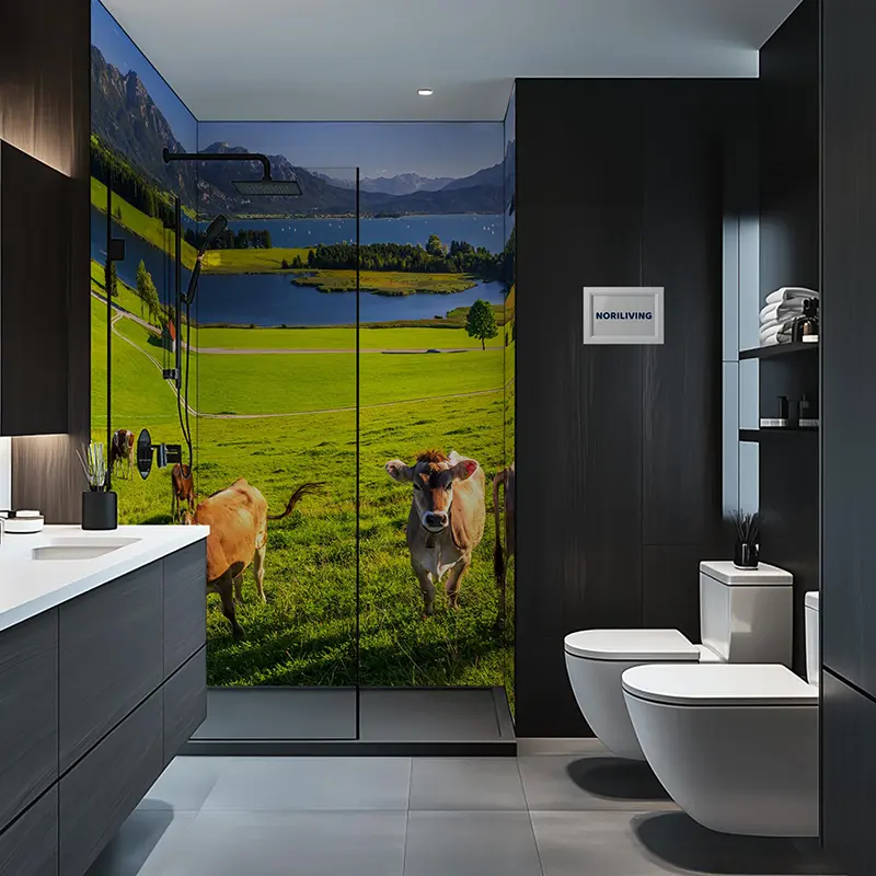 Modernes Bad mit Glasdusche und Kuh-Wiesen-Bild