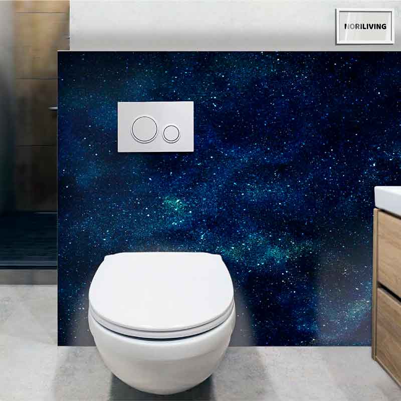 WC mit galaxienförmiger Wandverkleidung im modernen Badezimmer