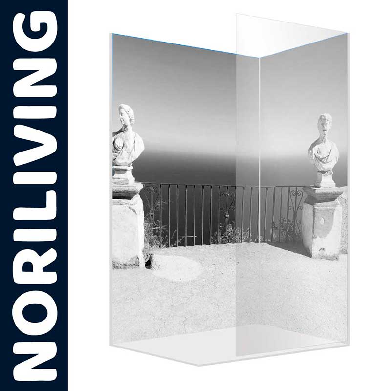 Schwarz-Weiß-Raumteiler mit antiken Statuen und Meerblick von Noriliving