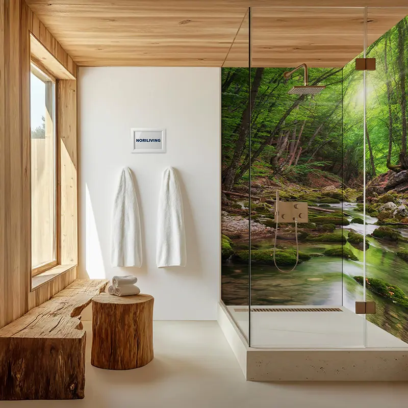 Holz-Badezimmer mit Dusche und grünem Waldbild