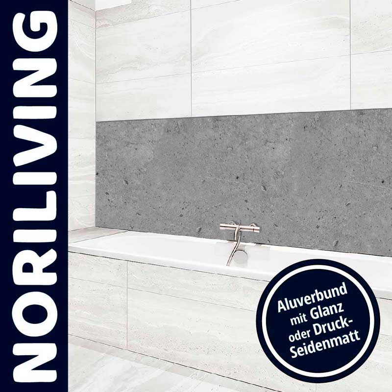 Modernes Badezimmer mit grauem Spritzschutz und Badewanne Badezimmer mit grauem Aluverbund-Spritzschutz und Badewanne, erhältlich in Glanz oder Druck-Seidenmatt