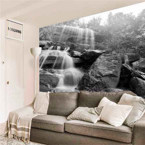 Wohnzimmer mit bequemer Couch und beeindruckendem Wasserfall-Wandbild in Schwarz-Weiß