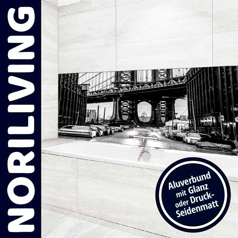 Modernes Badezimmerdesign mit einer schwarz-weißen Fotografie von New York City auf Aluverbundplatte, glänzend oder seidenmatt.