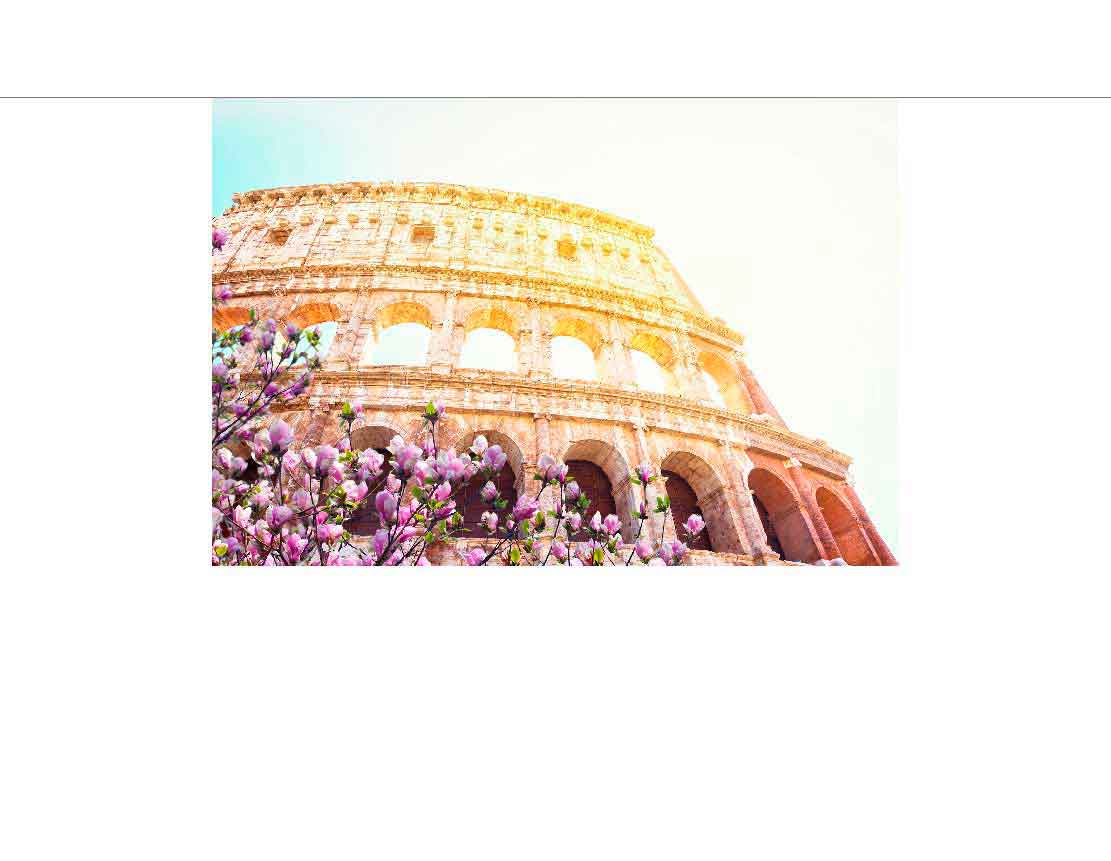 Blühende Magnolien vor dem Kolosseum in Rom im Frühling