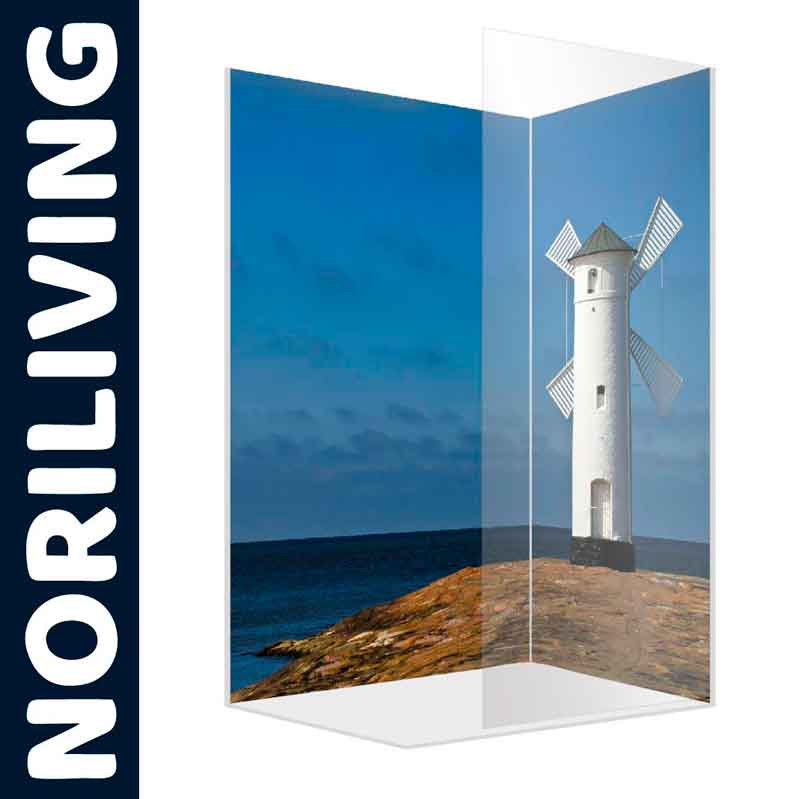 Duschwandaufsatz mit einem Motiv von einem weißen Leuchtturm am Meer, Marke Noriliving