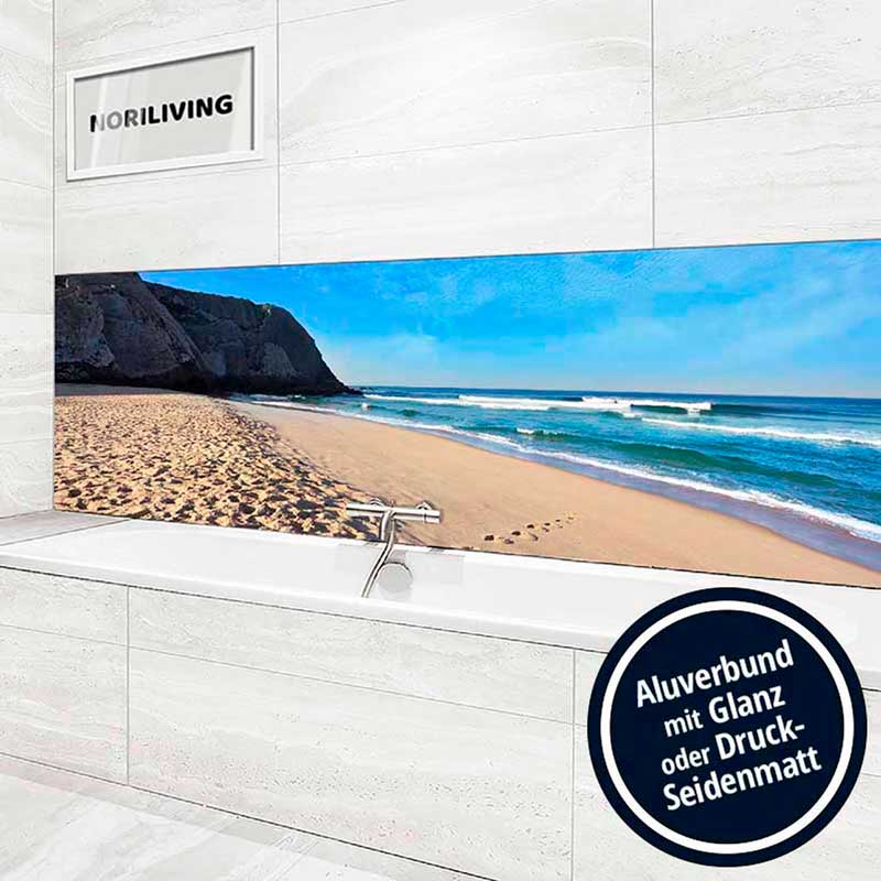 Badezimmer mit großem Wandbild eines Strandes über der Badewanne. Moderne Aluverbundverkleidung in Glanz oder Druck-Seidenmatt.