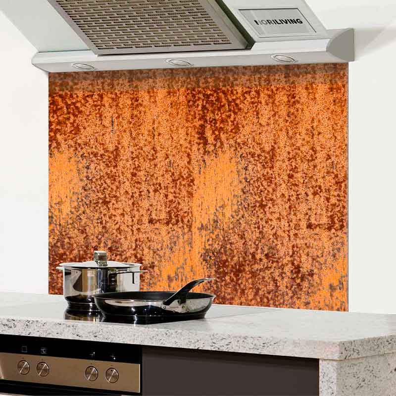 Moderne Küche mit kupferfarbener Glasrückwand und Edelstahlkochgeschirr Küchenszene mit kupferfarbener Glasrückwand und Kochgeschirr aus Edelstahl vor einer Arbeitsplatte