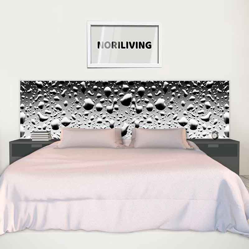 Doppelbett mit stilvollem Kopfteil in Tropfenoptik, gerahmtes Bild darüber und Nachttischen auf beiden Seiten