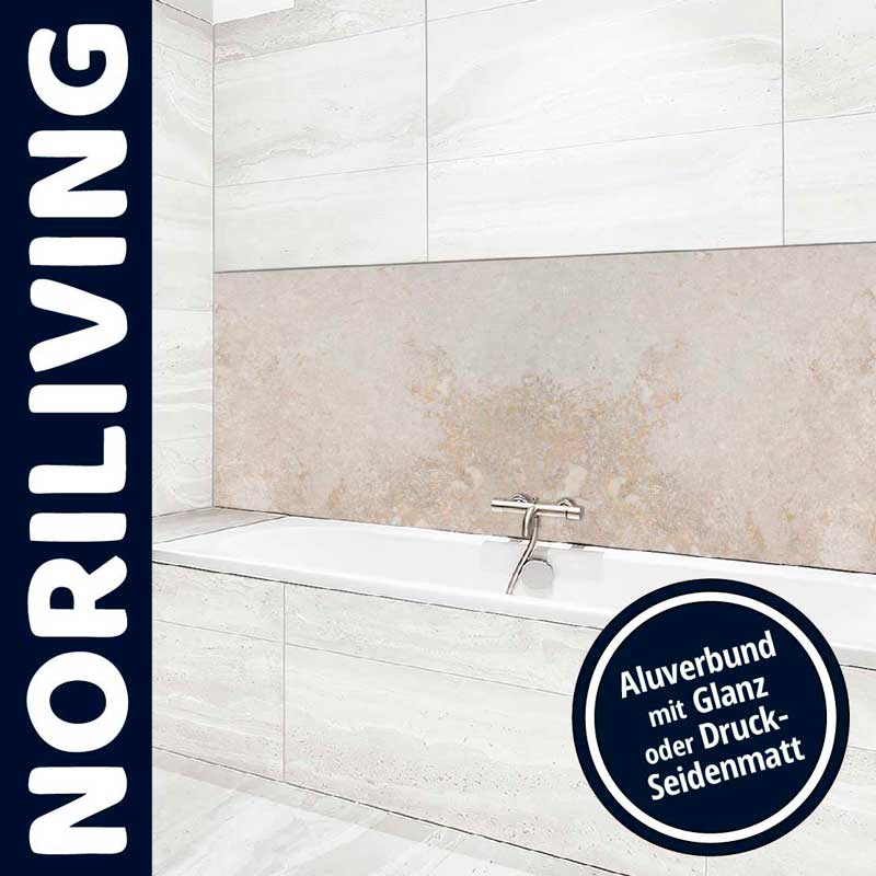 Helles Badezimmer mit stilvollem Aluverbund-Wandpaneel von Noriliving in Glanz oder Druck-Seidenmatt über der Badewanne