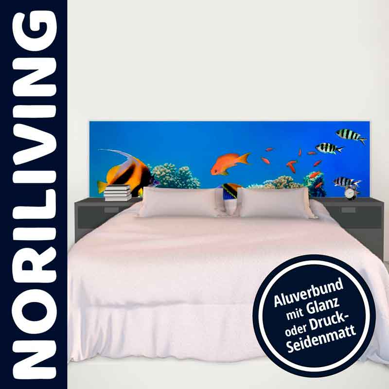 Bett mit Ozean-Motiv-Kopfteil und Aluverbund in Glanz oder Seidenmatt Schlafzimmer-Szene mit Bett und Kopfteil mit bunten Fischen und Korallen, Aluverbund-Optionen als Glanz oder Druck-Seidenmatt